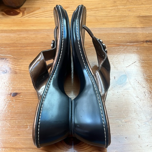 Rockport Brown Sandals with Leather Straps and Decorative Rosette - Picture 6 of 9